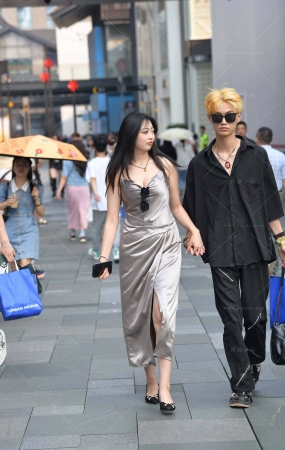 街拍吊带长裙微胖女盆友