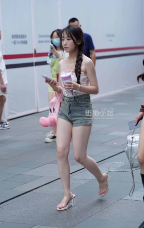 街拍麻花辫热裤女孩儿