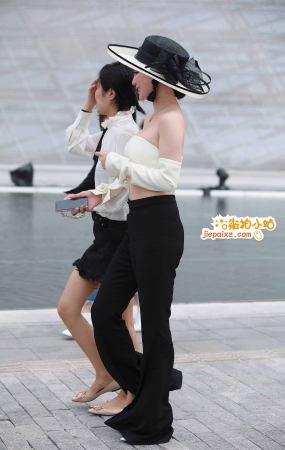 超时尚的靓女