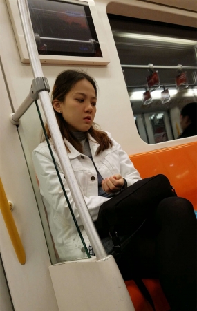 地铁拍摄黑色丝袜长发少妇