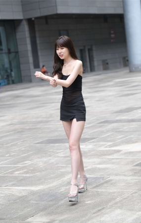 黑色短裙清纯妹妹