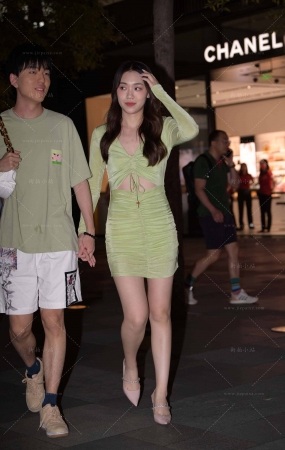 魅力绿色短裙高跟鞋美女