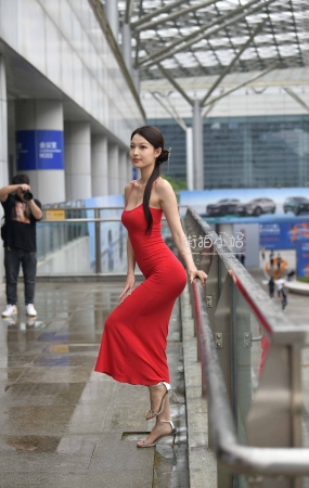 优美曲线红裙美女
