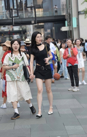 街拍白皙美腿，眼镜妹