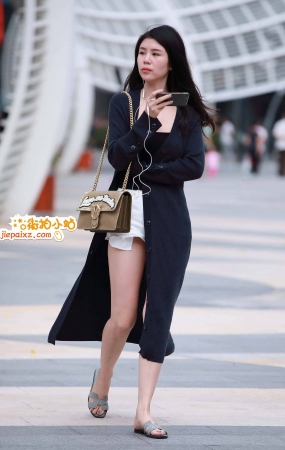 走路还玩手机的妹子