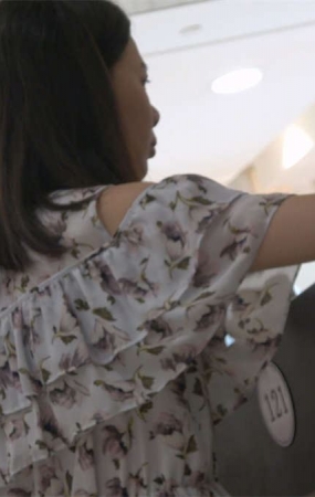 购买衣服的肉丝美丽少妇