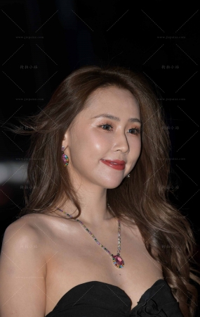 时尚的低胸装美女