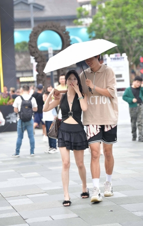 街拍黑色超短裙小姐姐
