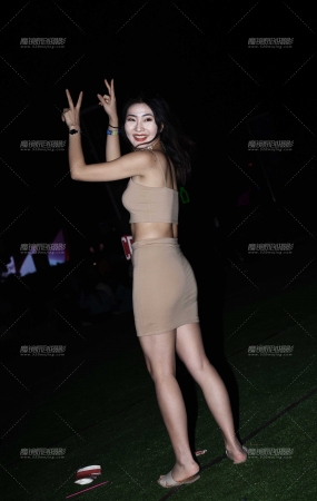 爱拍短裙妹
