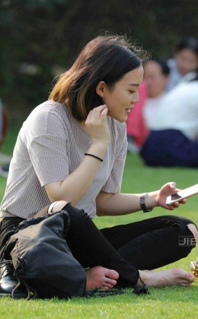 气质高颜值女孩超白嫩的脚丫