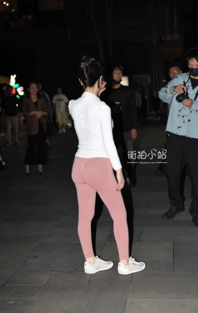 搭讪粉色紧身裤美女