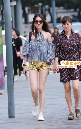 街拍花短裤墨镜女子