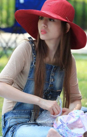 街拍吊带裤红帽子美女