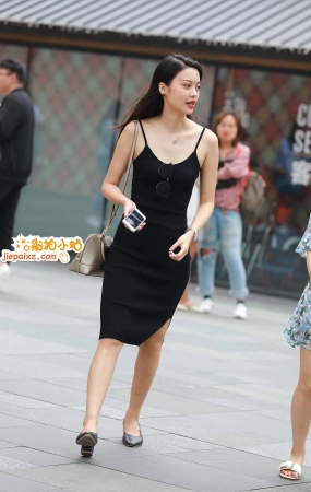 黑色吊带裙超气质街拍美女