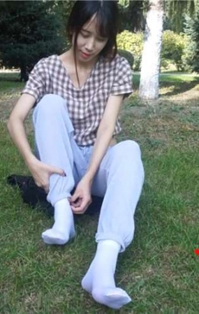 小岩女神公园草地上秀美足，好漂亮。