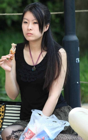 肤白美人配上雕花黑丝