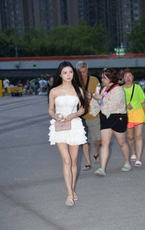 肤白貌美超短白裙小姐姐