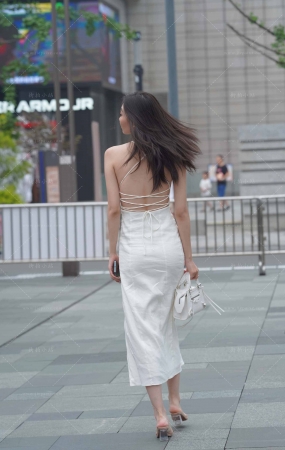 搭讪街拍吊带白裙小姐姐