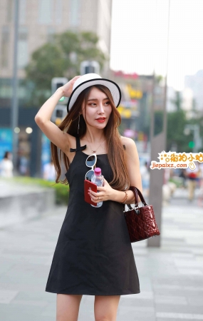 街拍黑色短裙妹妹