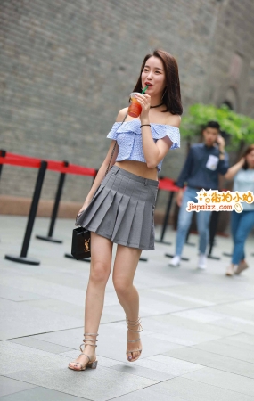 甜美笑容小短裙气质美女