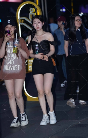 街拍黑色热裤，白嫩腿腿小妞