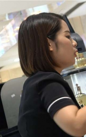 4k-制服装化妆品销售的美足历经沧桑、满是老茧