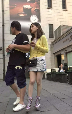 黄衣服花色包臀裙气质高跟鞋美女