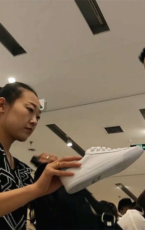 鞋店美女换鞋子丝袜脱了有穿
