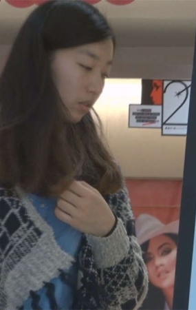 高挑女孩的长丝足