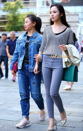 灰色毛衣少女