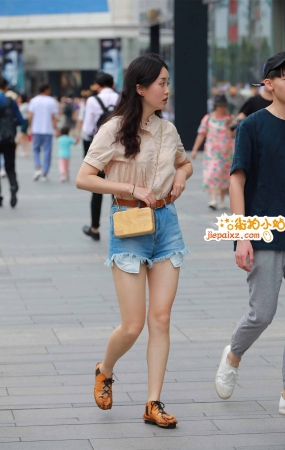 热裤小姐姐