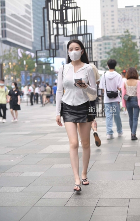 街拍雪白美腿皮短裙美女