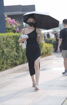 黑色开衩长裙美背小姐姐