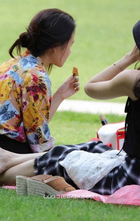 美女闺蜜草坪上的聚会