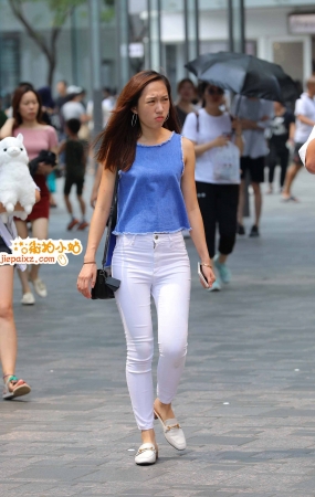 蓝色无袖T恤白色紧身长裤街拍美女