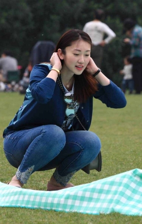 小资的紧身蓝牛美妇