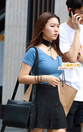 街拍短裙美眉