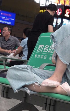 候车室里的蕾丝袜美女