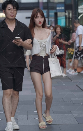 黑色热裤小女友