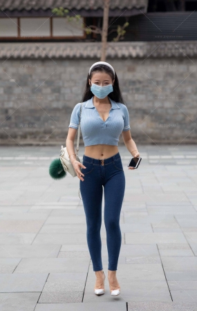 搭讪超级紧身牛仔丰满美女