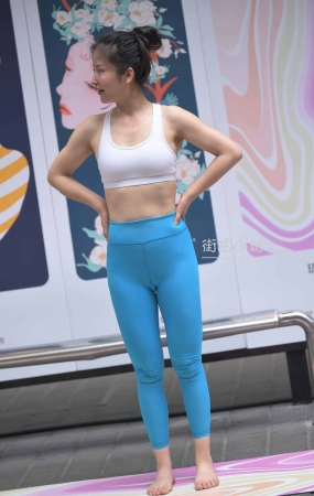 兰色紧身裤少F