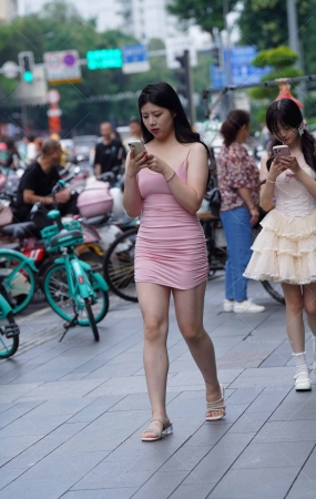 街拍粉色吊带短裙美眉