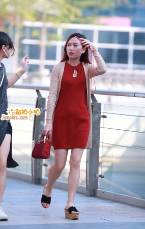 街拍红色群妹子