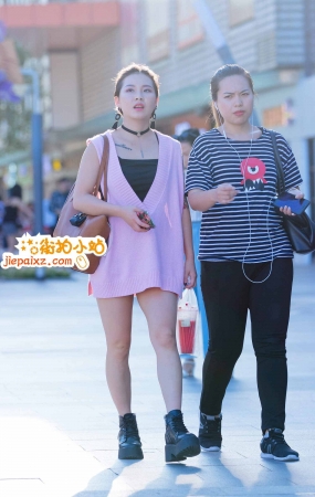 粉色衣服大妞