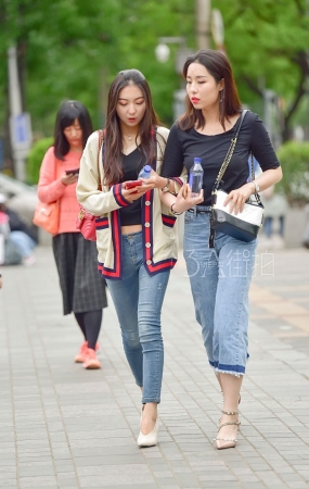 紧牛高跟美女-12P