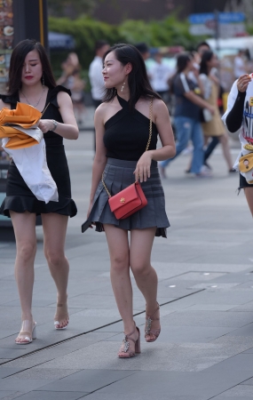 两个短裙小姐姐