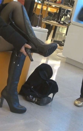 还是这个少妇漂亮，丝脚更美