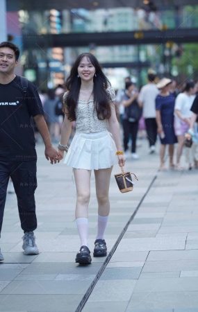 街拍白短裙白皙女盆友