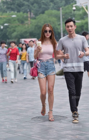 街拍性感身材热裤美女