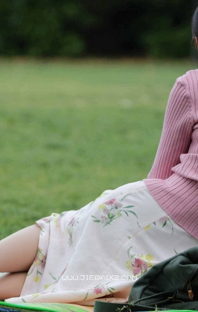迷人的长丝粉色毛衣温柔女子